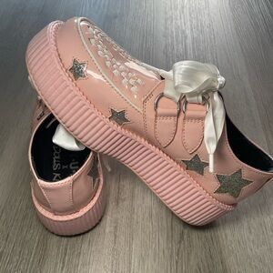 Pink Dolls kill pink and stars platforms